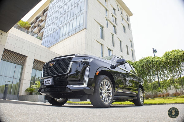 Cadillac Escalade Premium Luxury angle 6